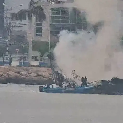 Incendio en el Puerto de Manta: El ECU 911 reportó reactivación de fuego en una embarcación afectada