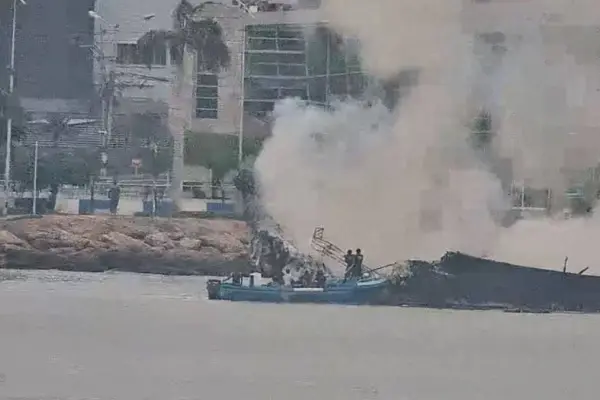 Incendio en el Puerto de Manta: El ECU 911 reportó reactivación de fuego en una embarcación afectada.