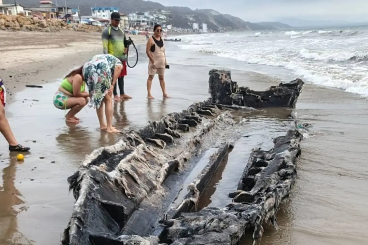 Restos de embarcaciones incendiadas en Manta llegan a playas de Crucita, en Portoviejo.