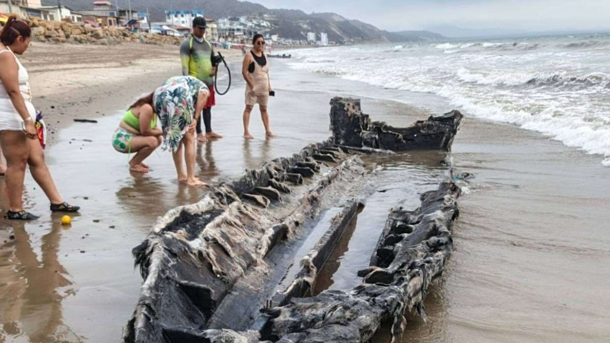 Restos de embarcaciones incendiadas en Manta llegan a playas