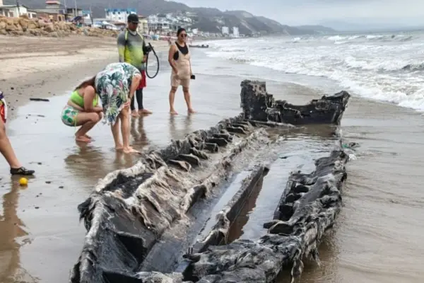 Restos de embarcaciones incendiadas en Manta llegan a playas de Crucita, en Portoviejo.