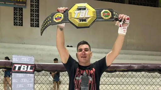 Kevin Guerrero vence a Iván Sánchez y se consagra campeón de peso ligero en el TBL 3 de Jipijapa