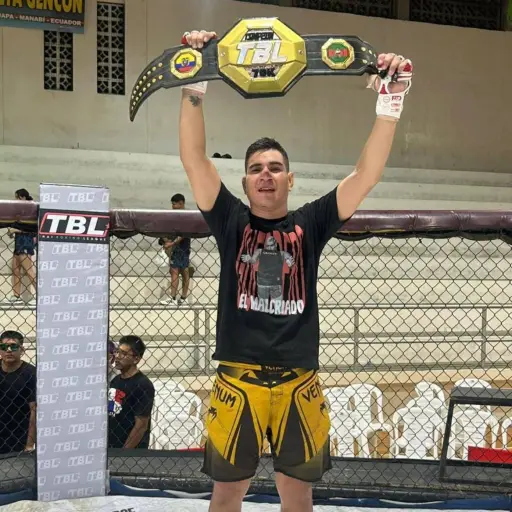 Kevin Guerrero vence a Iván Sánchez y se consagra campeón de peso ligero en el TBL 3 de Jipijapa