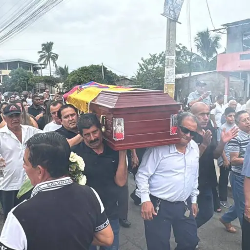 Rocafuerte despidió entre aplausos, cánticos y lágrimas a Víctor “Espartaco” Mendoza
