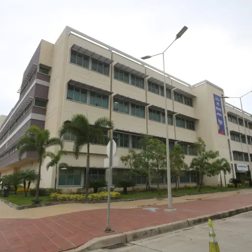 Gobierno reemplaza a gerentes militares en tres hospitales de Guayaquil y designa autoridades médicas