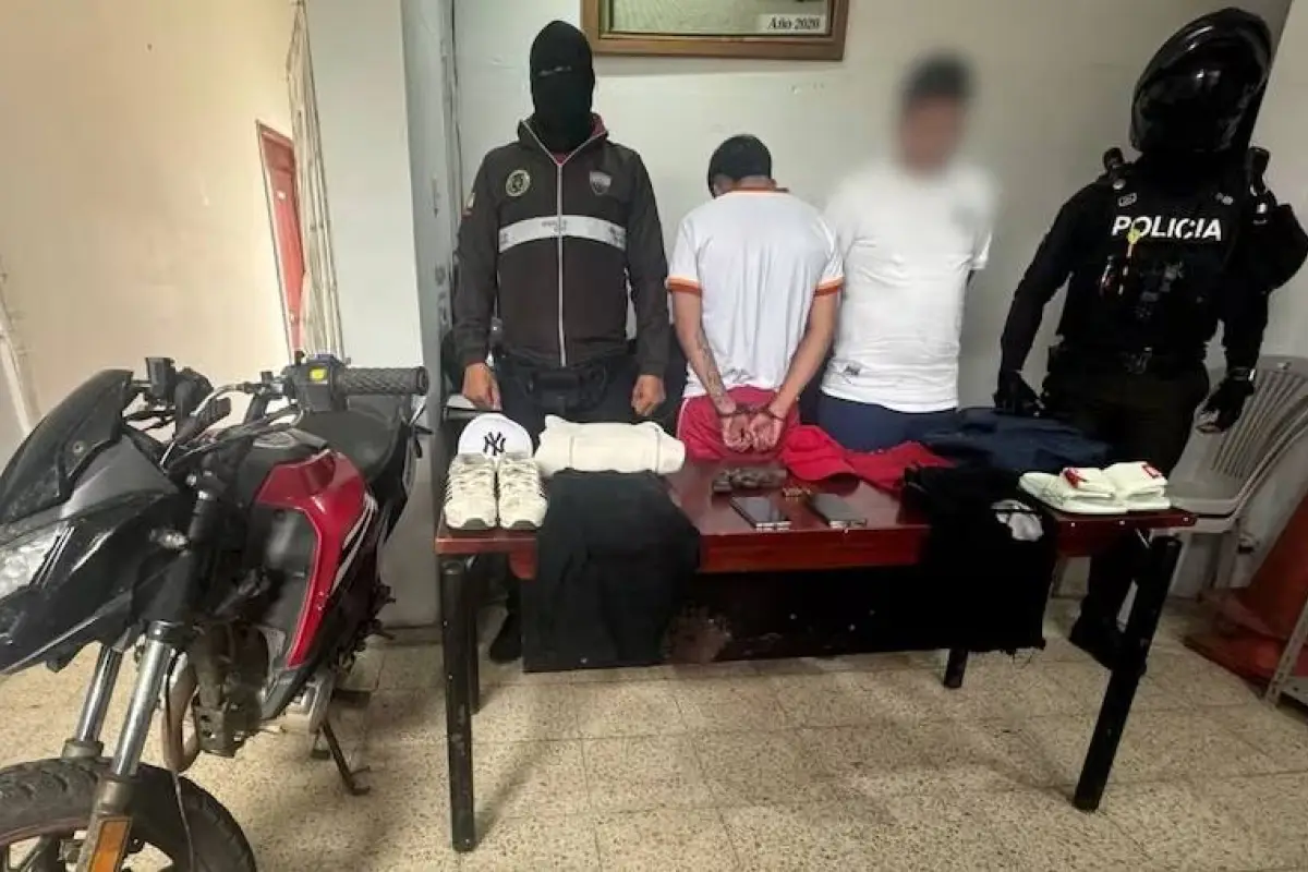 En la mochila de estudios del adolescente se halló un arma de fuego tipo revólver, informó la Policía., Foto: Policía Nacional