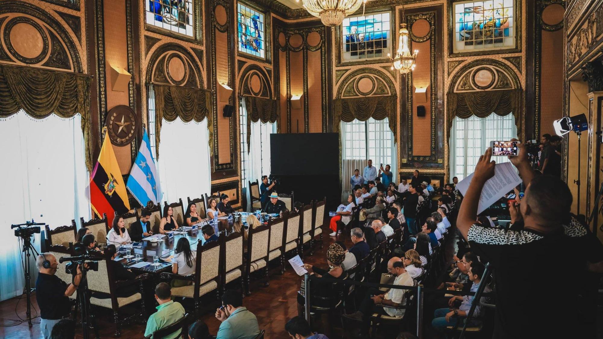 Debate por proceso de remoción de Aquiles Alvarez genera tensiones en el Concejo de Guayaquil