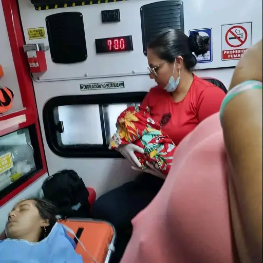 Mujer alumbra en una ambulancia durante traslado a hospital
