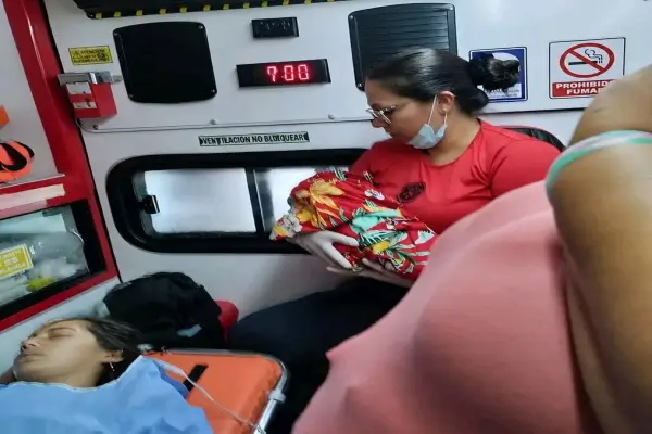 La mujer fue asistida por paramédicos del Cuerpo de Bomberos de El Carmen. ,Cortesía