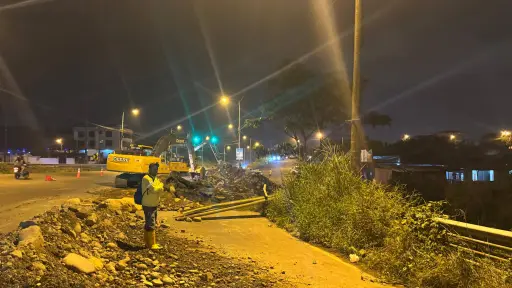 Colapso de alcantarilla mantiene inundadas a 15 familias de Las Playas, en Santo Domingo 
