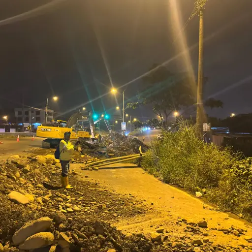 Colapso de alcantarilla mantiene inundadas a 15 familias de Las Playas, en Santo Domingo 