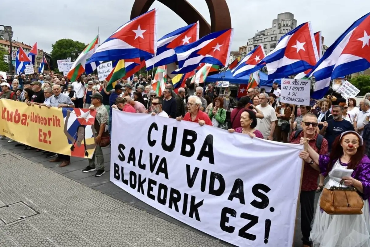 Foto de archivo que muestra una protesta contra el bloqueo a Cuba. 