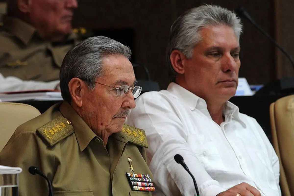 Raúl Castro (izq) junto a Miguel Díaz-Canel, actual presidente de Cuba., Foto: Agencias