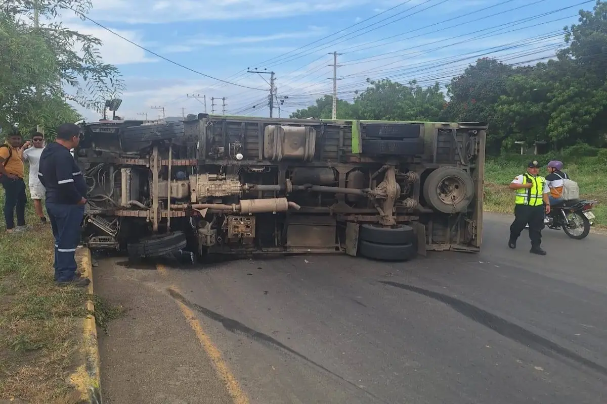 El camión permaneció bloqueando parte de la vía de ingreso a Portoviejo hasta que fue retirado con una grua., El Diario