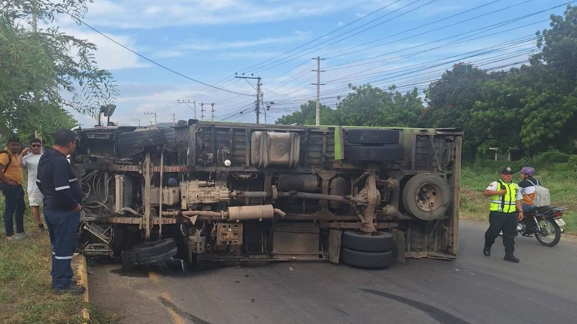 Camión vuelca en vía Montecristi-Portoviejo, interrumpe el tráfico sin dejar heridos.