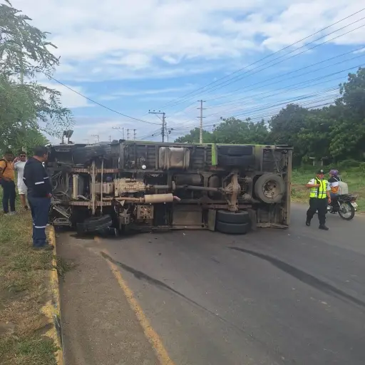 Camión vuelca en vía Montecristi-Portoviejo, interrumpe el tráfico sin dejar heridos.