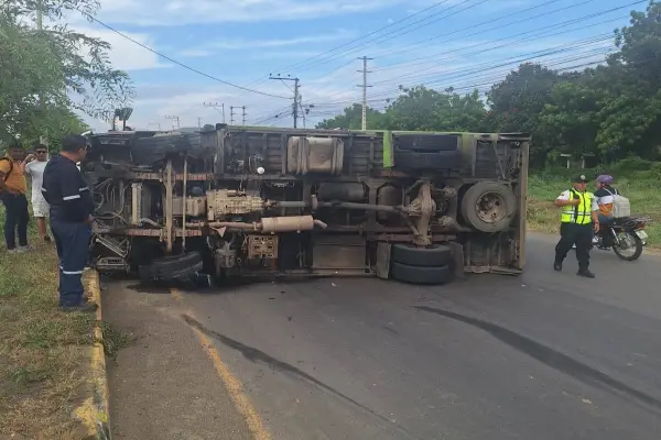 El camión permaneció bloqueando parte de la vía de ingreso a Portoviejo hasta que fue retirado con una grua. ,El Diario