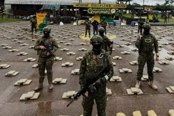 Elementos las Fuerzas Armadas juntos a los cientos de paquetes con droga incautados en Sucumbíos. ,Foto: Fuerzas Armadas
