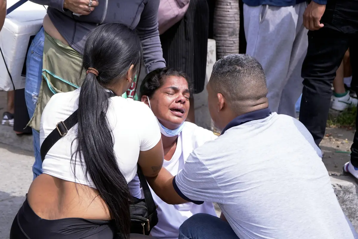 Los familiares de los jóvenes de La T de Daule han protagonizado momentos de dolor.
