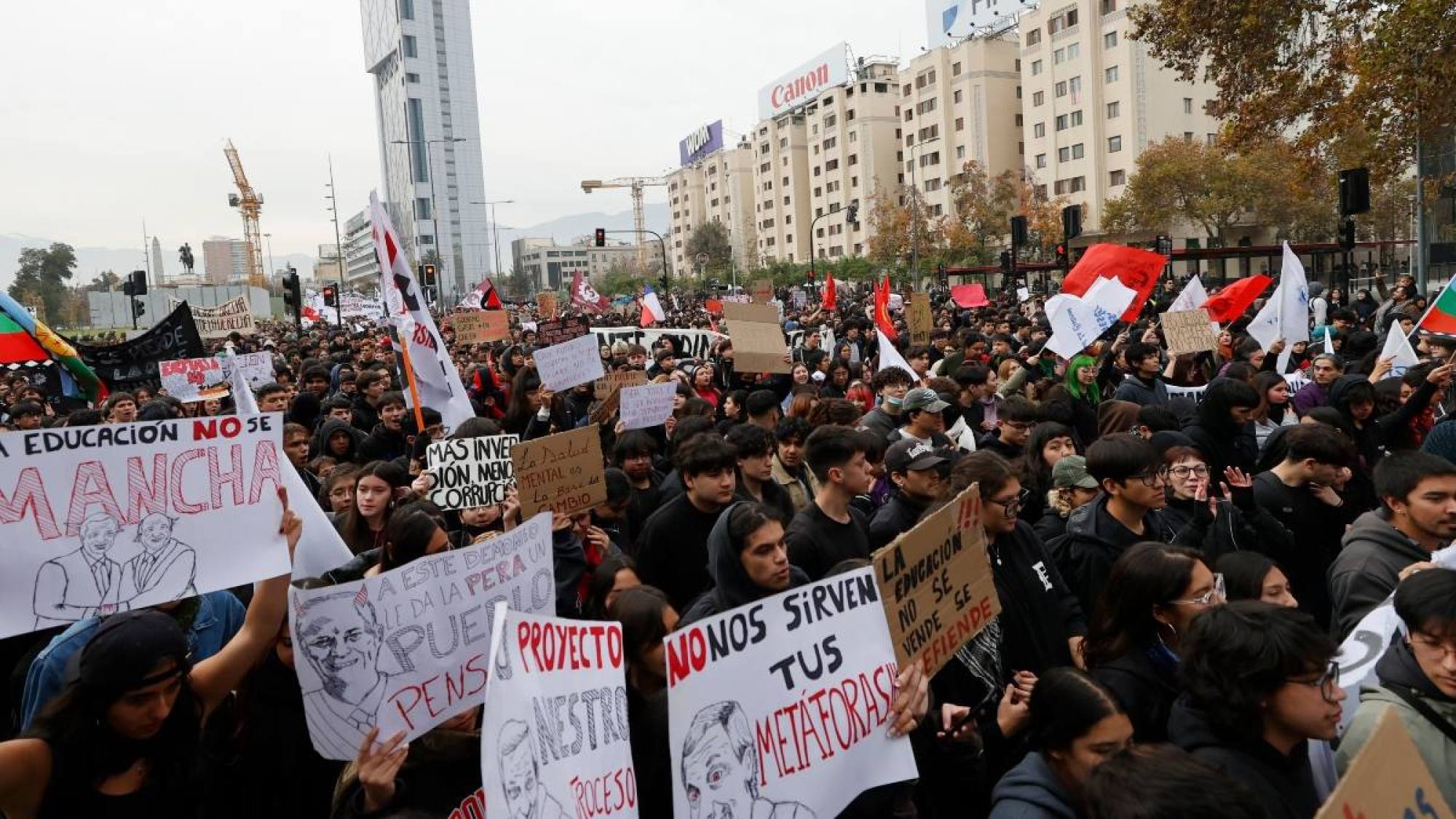 Tensión en Chile: La millonaria reducción de gasto que sacó a miles de estudiantes y profesores a las calles