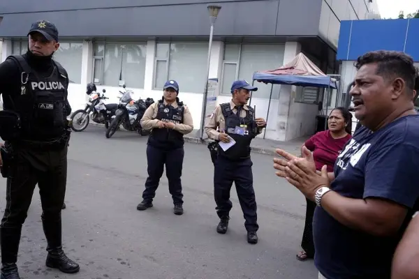 Familiares de las víctimas en los exteriores del Laboratorio y Ciencias Forenses de la Policía en la ciudad de Guayaquil. ,Foto: Apifoto