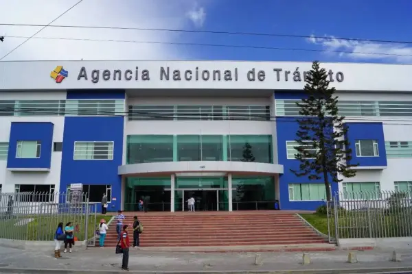 ANT Ecuador suspende licencias de conducir en el exterior