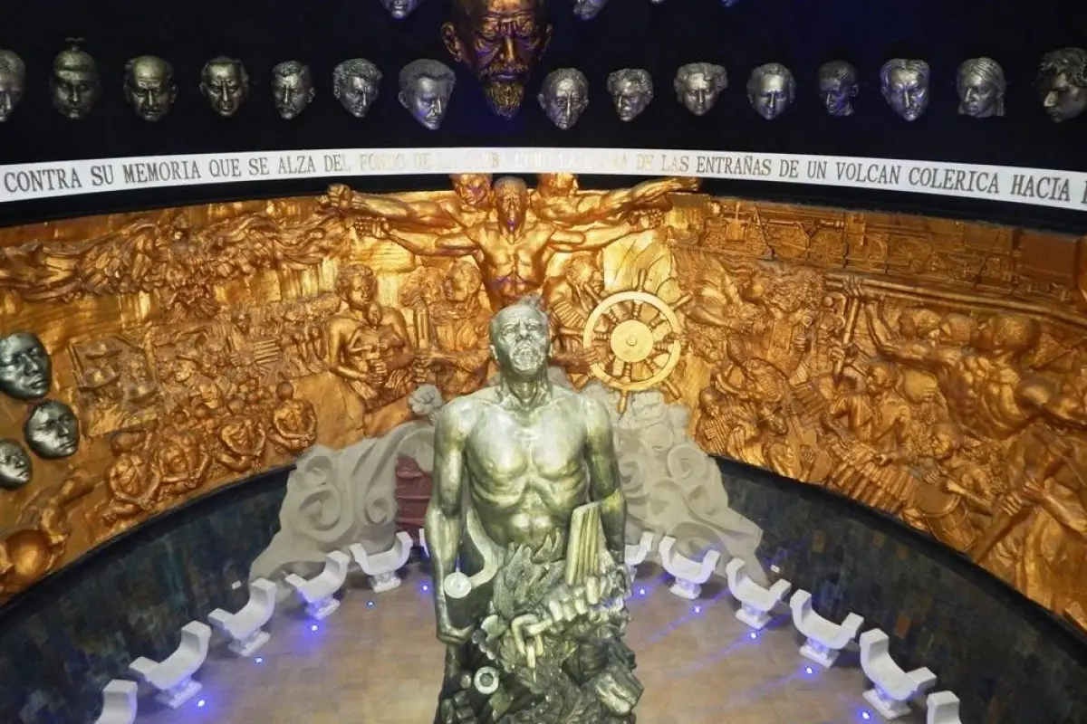  Mausoleo de Eloy Alfaro en el Centro Cultural Ciudad  Alfaro, ubicado en Montecristi.