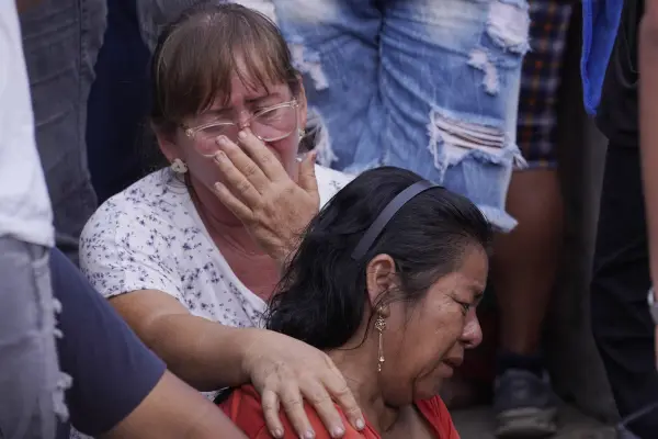 Los allegados de los ocho jóvenes protagonizaron escenas de dolor en el centro forense de Guayaquil.