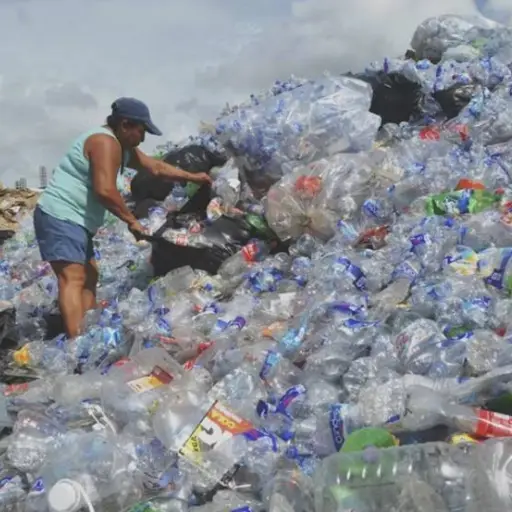 El desafío de los residuos plásticos en las playas panameñas: datos y estrategias nacionales