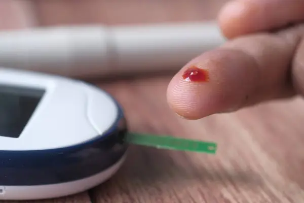 La medición de la glucosa en sangre es fundamental en todos los casos de diabetes. 