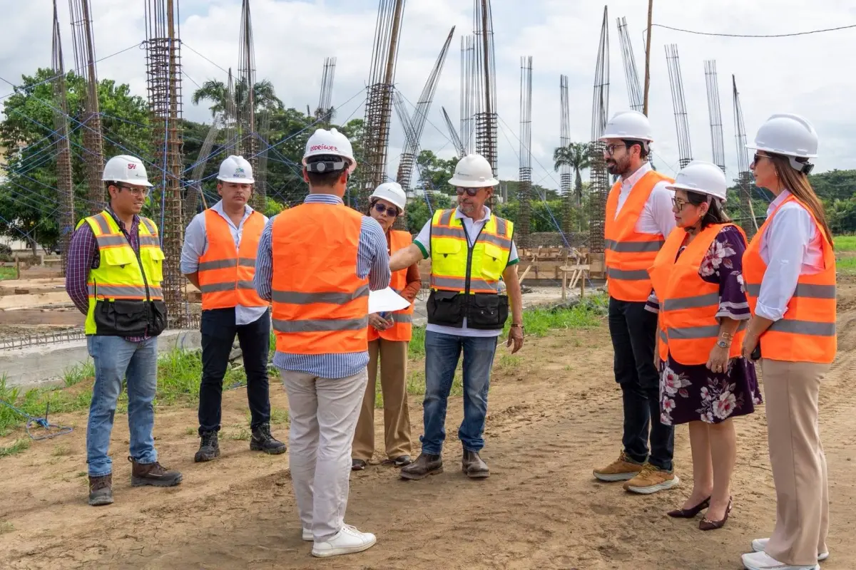 El recorrido de las autoridades universitarias en la zona de la construcción.