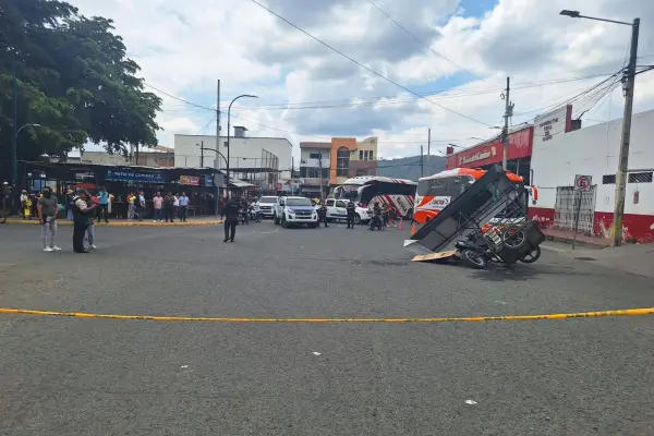 La escena del crimen fue cercada por las autoridades policiales.
