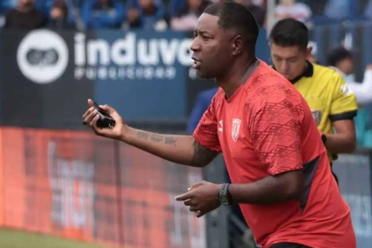 Edison Mendez dejó de ser el técnico de Leones del Norte, equipo de Esteban Paz., Foto: Apifoto