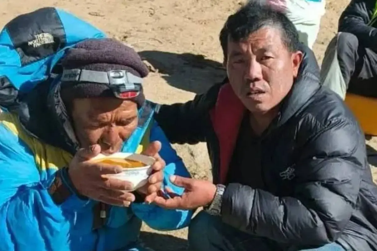 Hillary Dawa Sherpa, de 52 años, (izq) fue rescatado tras caer a una quebrada en el Monte Everest., Foto: Agencias
