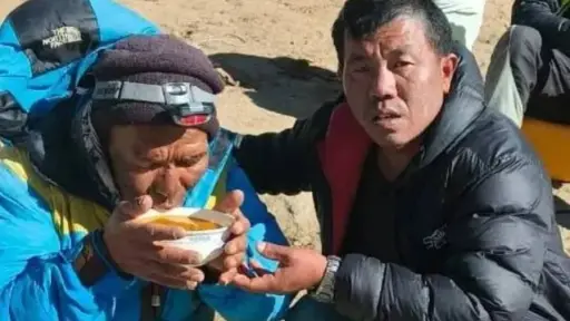Lo daban por muerto y su familia ya le rezaba: el impactante milagro del guía que sobrevivió en el Everest