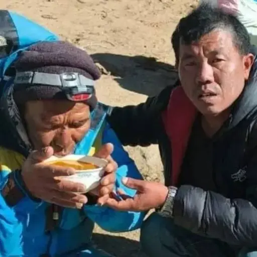 Lo daban por muerto y su familia ya le rezaba: el impactante milagro del guía que sobrevivió en el Everest