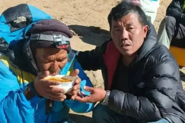 Hillary Dawa Sherpa, de 52 años, (izq) fue rescatado tras caer a una quebrada en el Monte Everest. ,Foto: Agencias