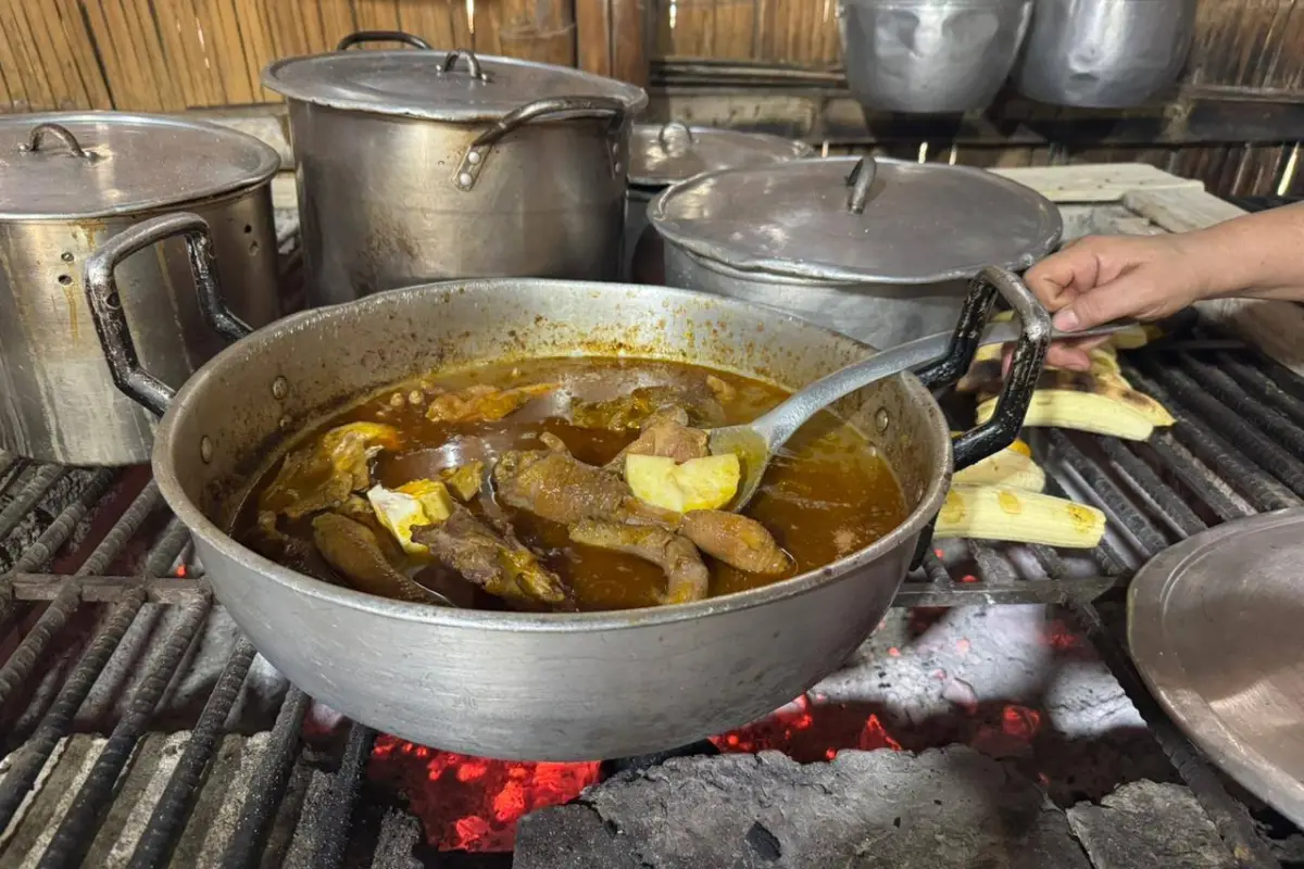 Platillos como el seco de gallina criolla son representativos en la cocina con horno de leña