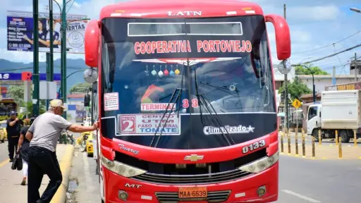 Pasaje de bus urbano consume el 5% del salario básico en Portoviejo