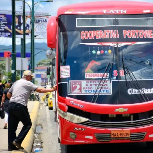 Pasaje de bus urbano consume el 5% del salario básico en Portoviejo