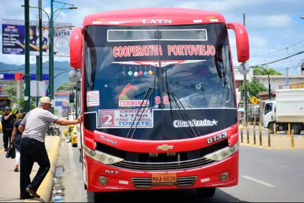 PORTOVIEJO ALZA DE PASAJE DE BUS URBANO