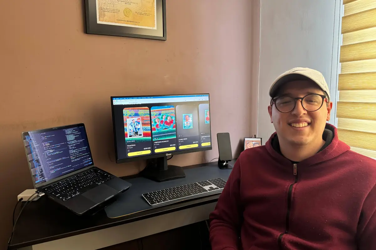 Nicolás, de 26 años, muestra el sitio web que creó para vender cromos del álbum del Mundial 2026.