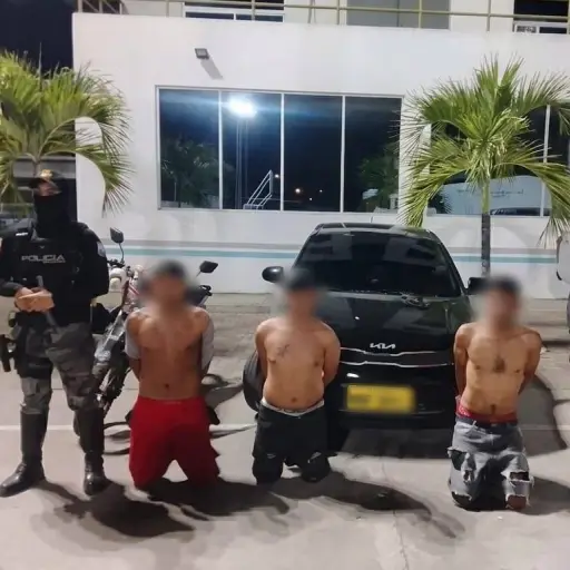 Tres falsos pasajeros fueron detenidos por el robo a un taxista en Manta