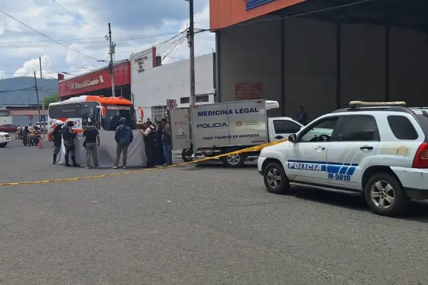 El cuerpo de Wilian Aveiga fue trasladado al centro forense para la autopsia de rigor. ,El Diario