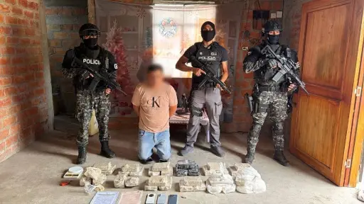 La Policía encontró 36 kilos de cocaína ocultos en un taxi y detuvo a su conductor en Manta