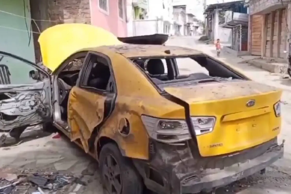Un taxi quedó destruido debido a la fuerte explosión que se registró en un barrio de Esmeraldas., Foto: Redes Sociales