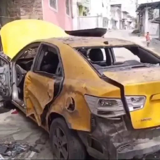 Un explosivo de alto poder destruyó dos casas y un taxi en populoso sector de Esmeraldas