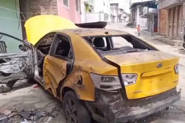 Un taxi quedó destruido debido a la fuerte explosión que se registró en un barrio de Esmeraldas. ,Foto: Redes Sociales