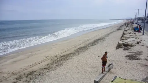 Crucita se mantiene en alerta ante posibles oleajes, aunque el mar permanece tranquilo