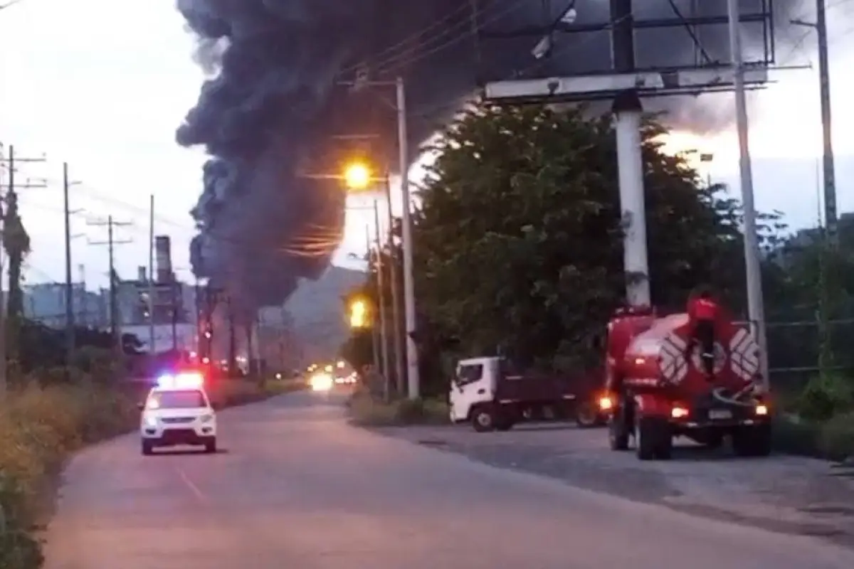 Una gran columna de humo se veía desde diferentes sectores de Esmeraldas, producto del incendio en la Refinería de Esmeraldas., Foto: Redes Sociales